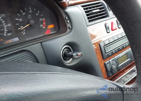 1999 Mercedes-Benz E 320 z USA, uszkodzony, nr VIN WDBJF65H2XA921188